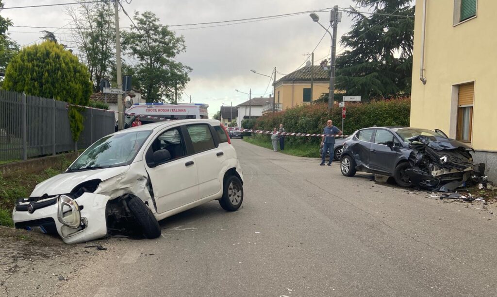 San Giuliano Vecchio Schianto Tra Due Auto Ferite Due Donne Il Piccolo