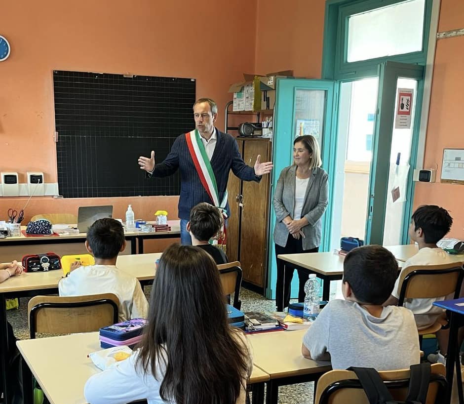 Scuola Il Sindaco Abonante E L Assessore Molina In Classe Il Piccolo