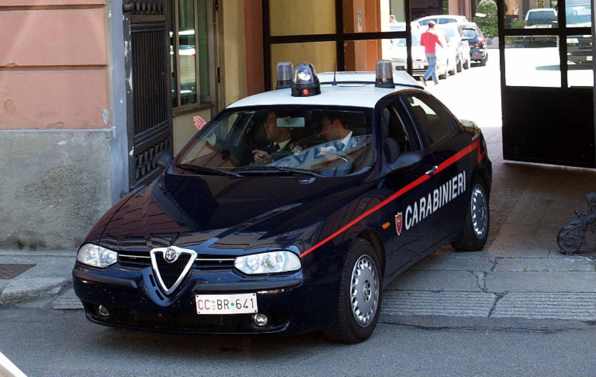 Rubano due volanti in pelle dalle Bmw parcheggiate: l’arresto dopo l’inseguimento