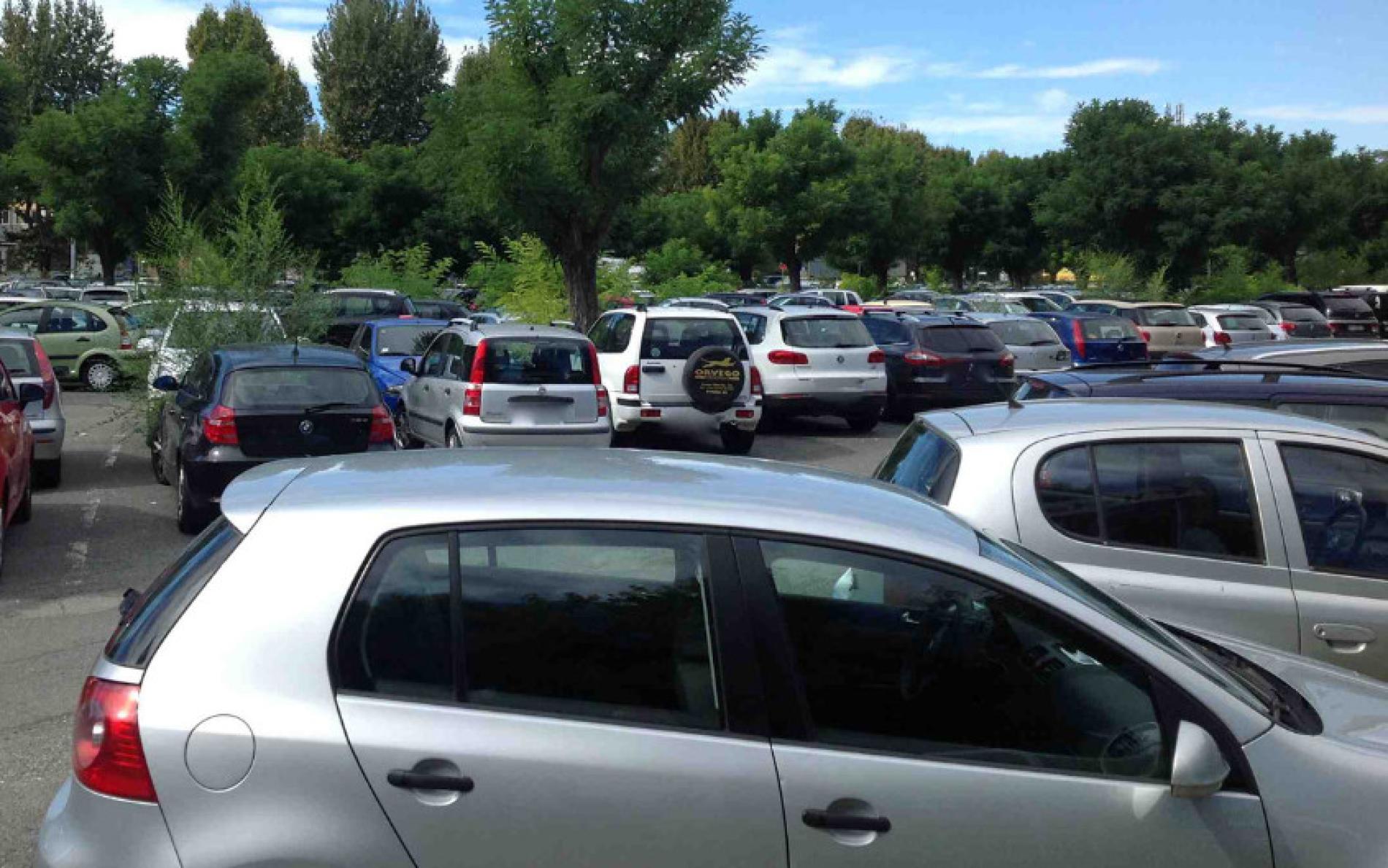 Piazzale Berlinguer: urla e foto per i soldi del parcheggio. “Costretti a pagare il pizzo”