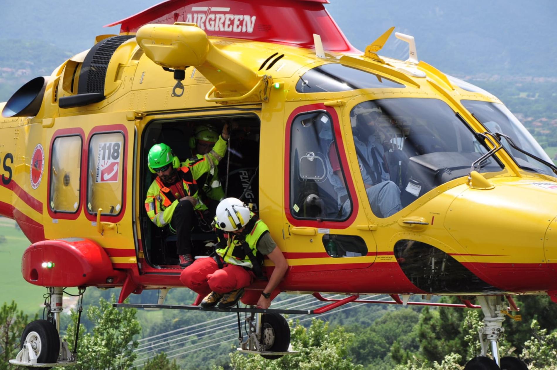 Sbanda e finisce contro un palo: muore motociclista