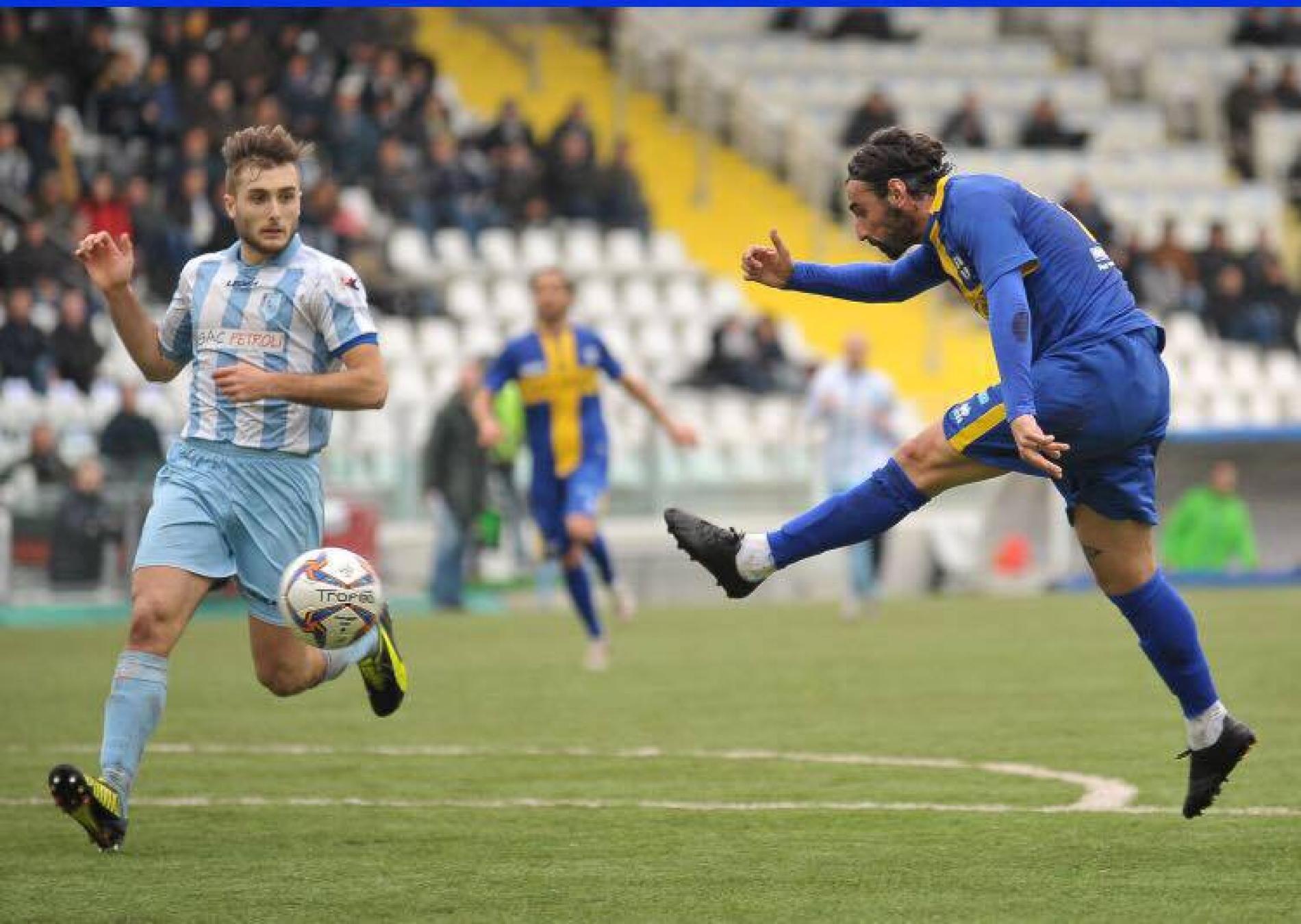 Matteo Guazzo in campo con le leggende del Parma