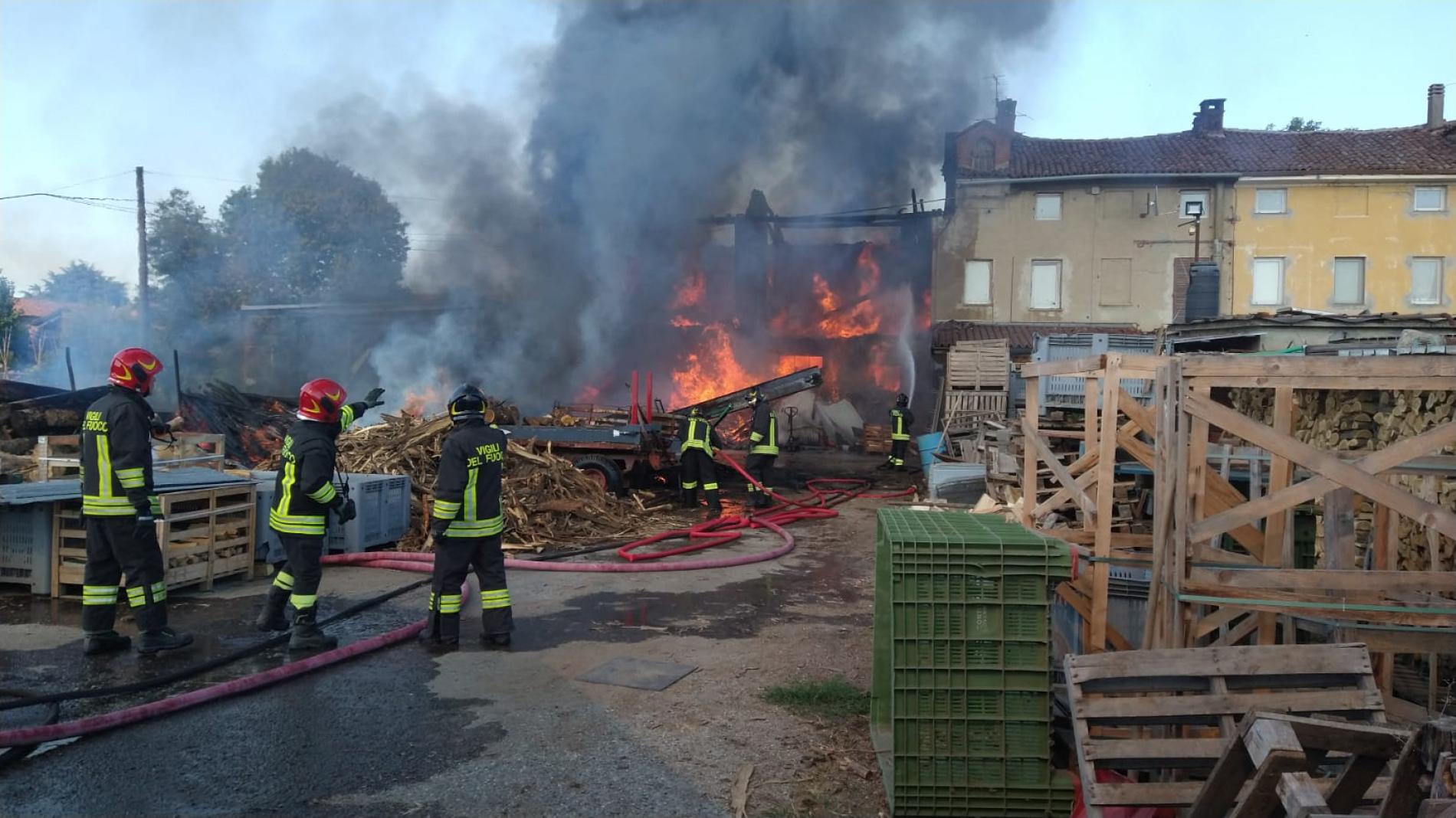 Incendio: vigile del fuoco volontario intossicato,  in ospedale per accertamenti