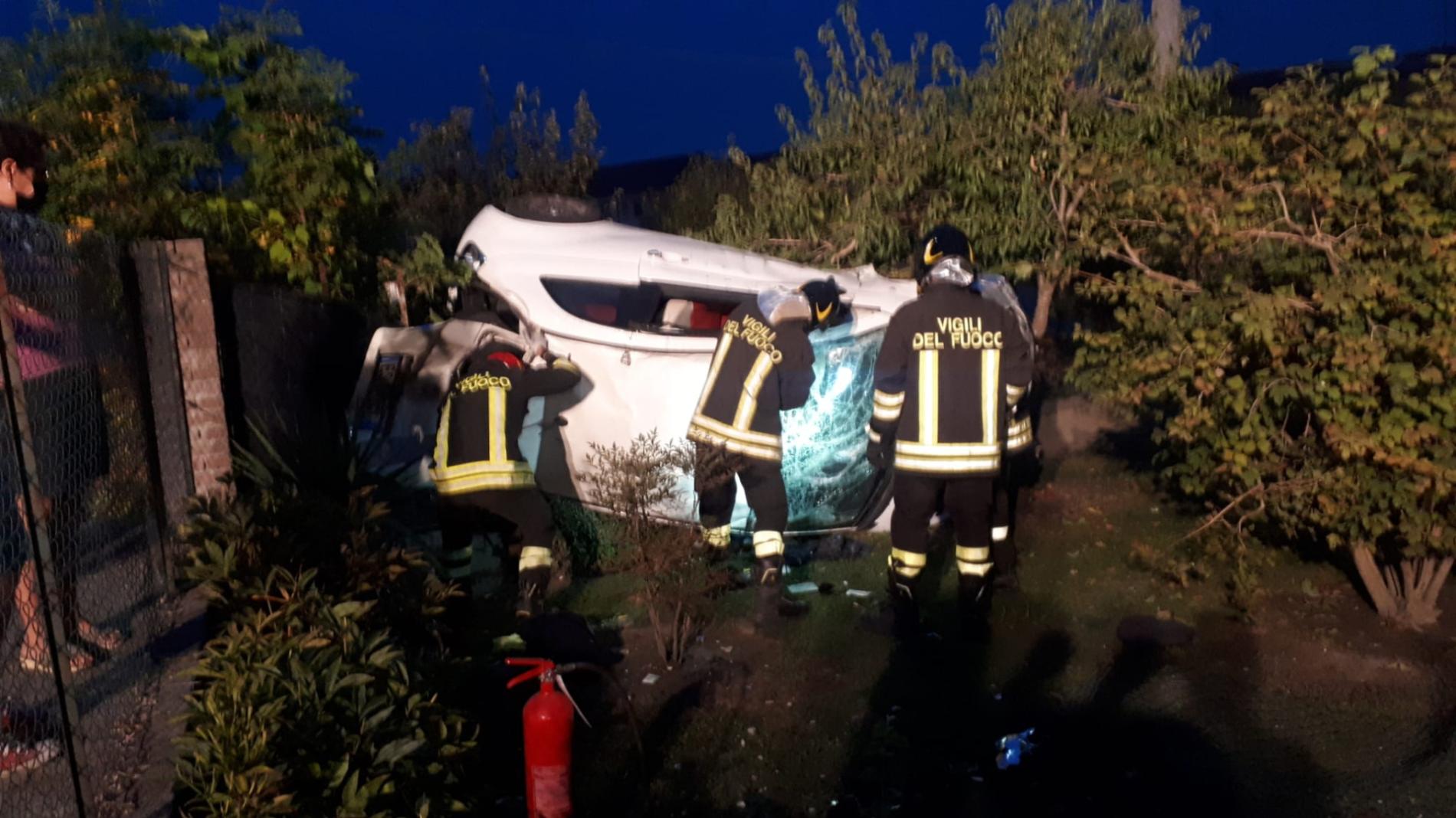 Con l’auto contro le recinzioni di due case: stava guidando ubriaca