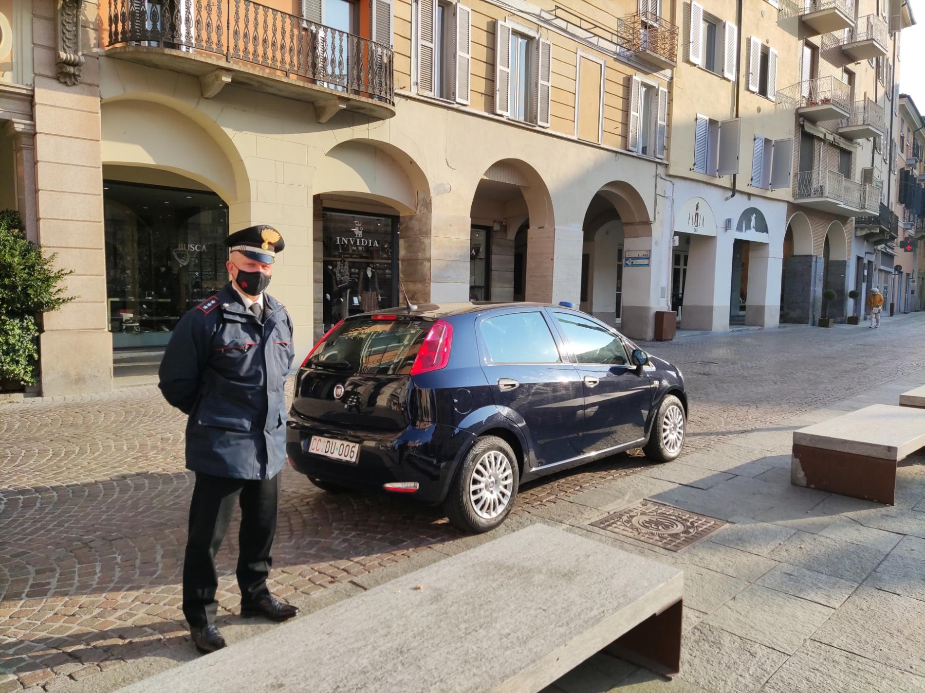 Si ferisce in casa e corre ubriaco in mutande per le vie di Casale