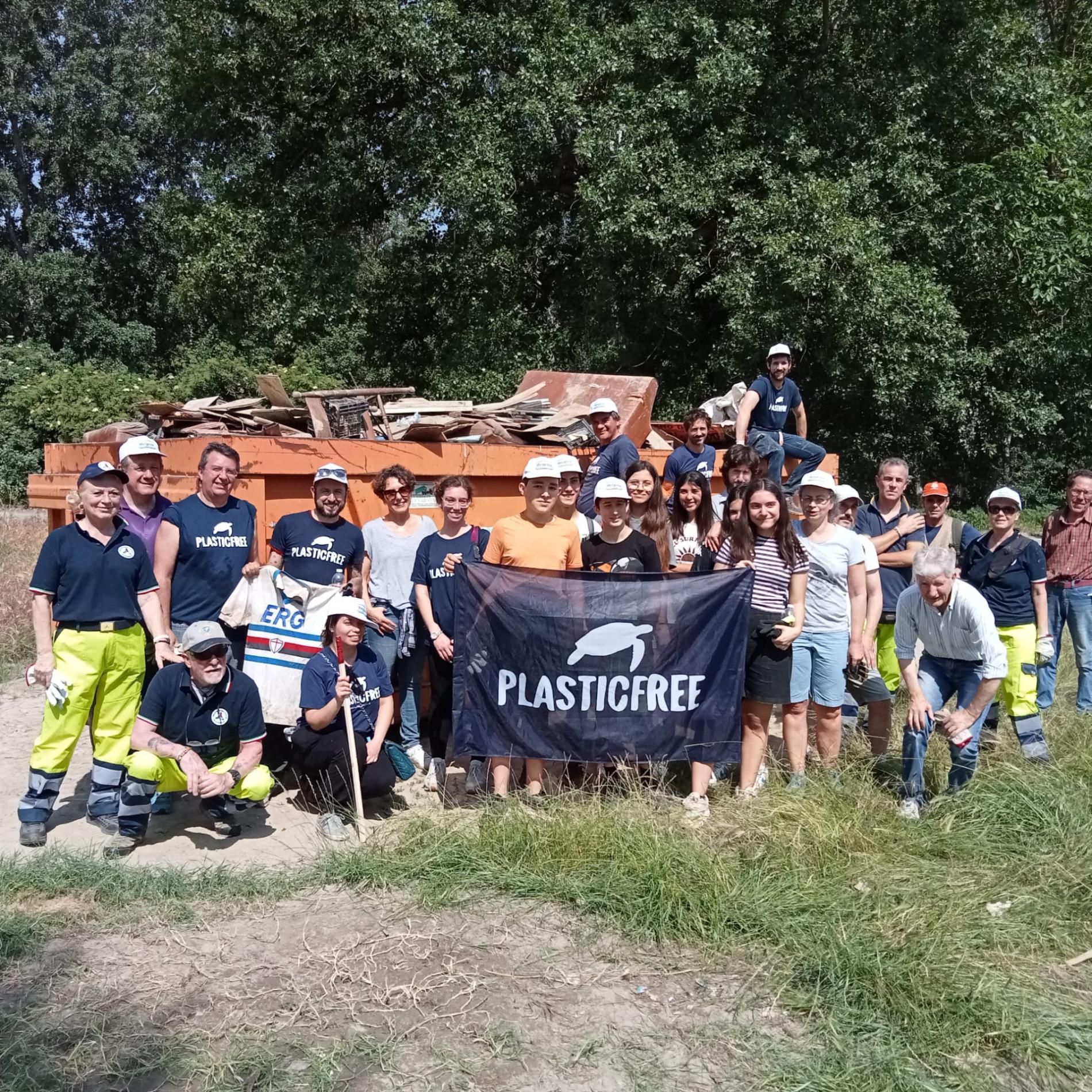 Tutti a pulire Forte Acqui dalle plastiche