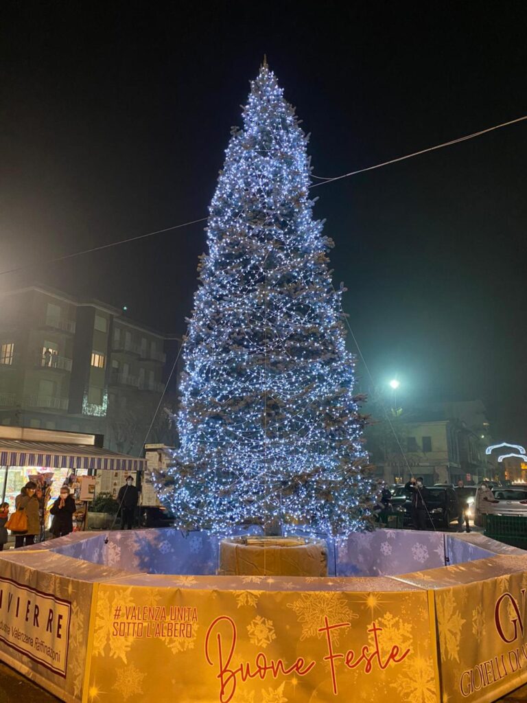 A Valenza Si Accende Il Natale Il Piccolo