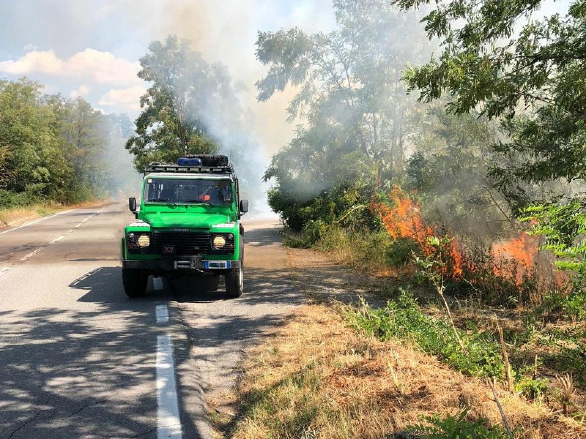 Campi e sterpaglie in fiamme a Frassineto Po e Cantalupo Ligure