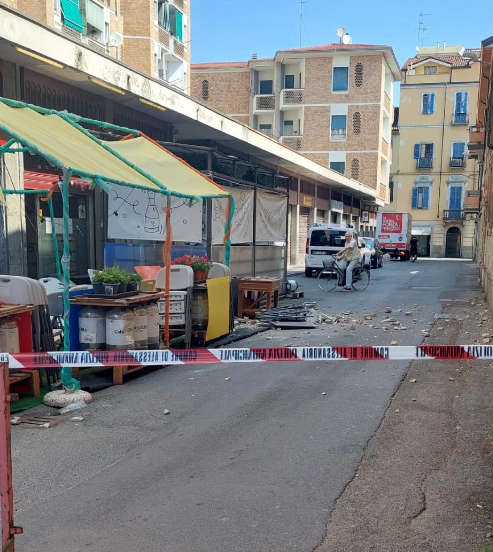 Alessandria, via Volturno: crolla parte di un cornicione