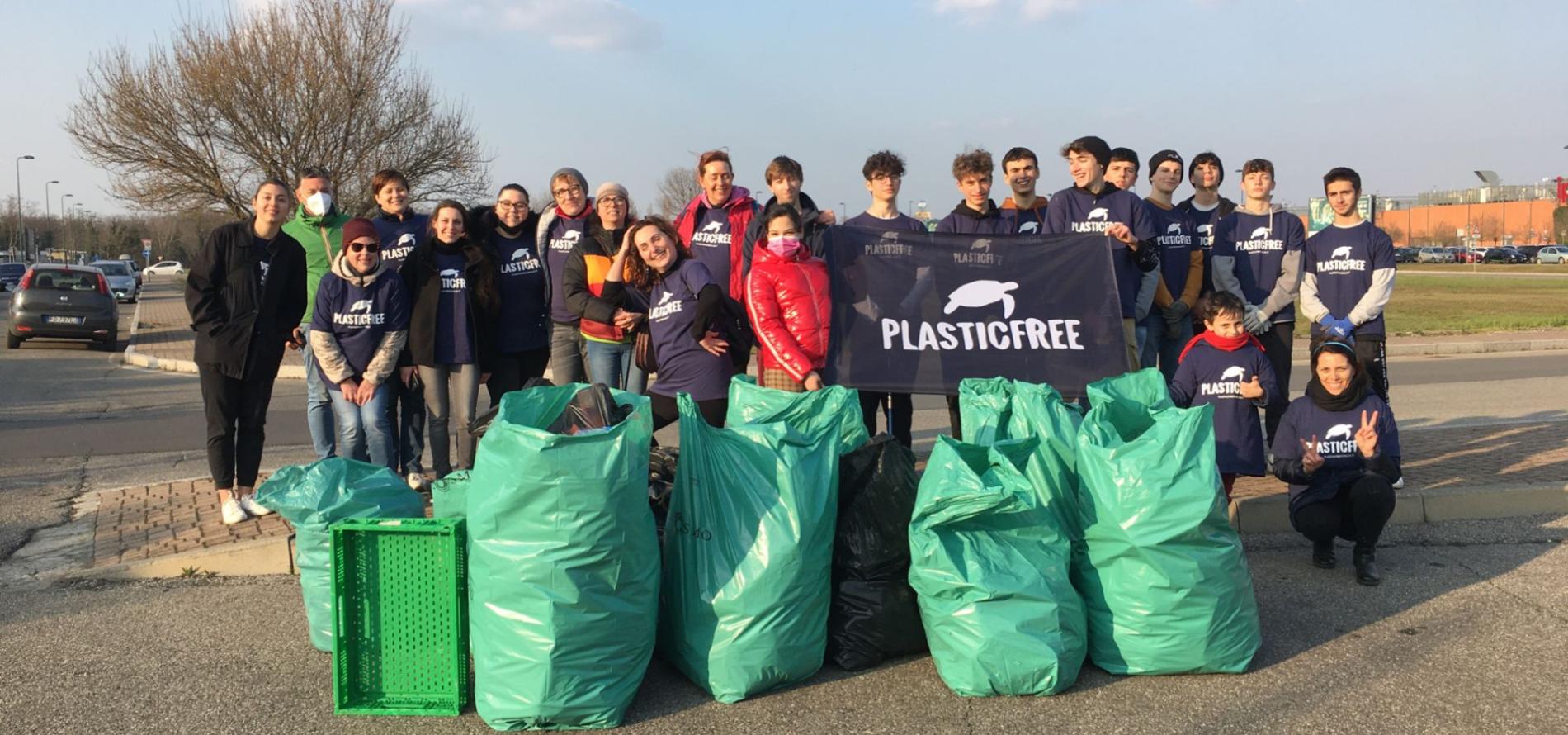 Il Cleanup nazionale di Plastic Free a Casale per ripulire i giardini pubblici