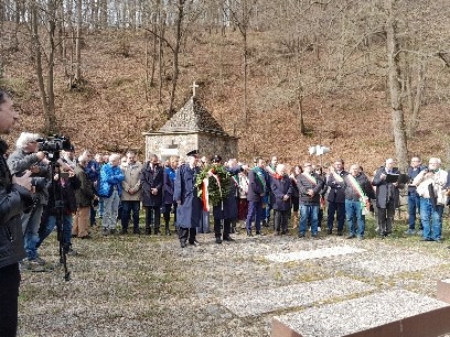 Benedicta, ricollocata a scuola la stele che ricorda la strage