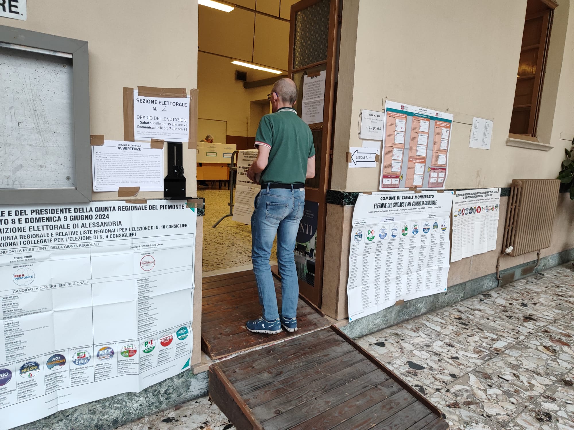 Alessandria: costretto in barella, va a votare comunque