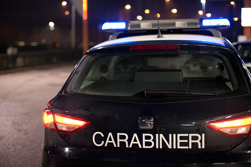 Alessandria: mendicante ruba bottiglie di vino, poi diventa violento. Arrestato