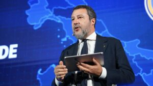 Salvini e l’uomo travolto dal monopattino: “Roba da matti. Subito targhe e casco”