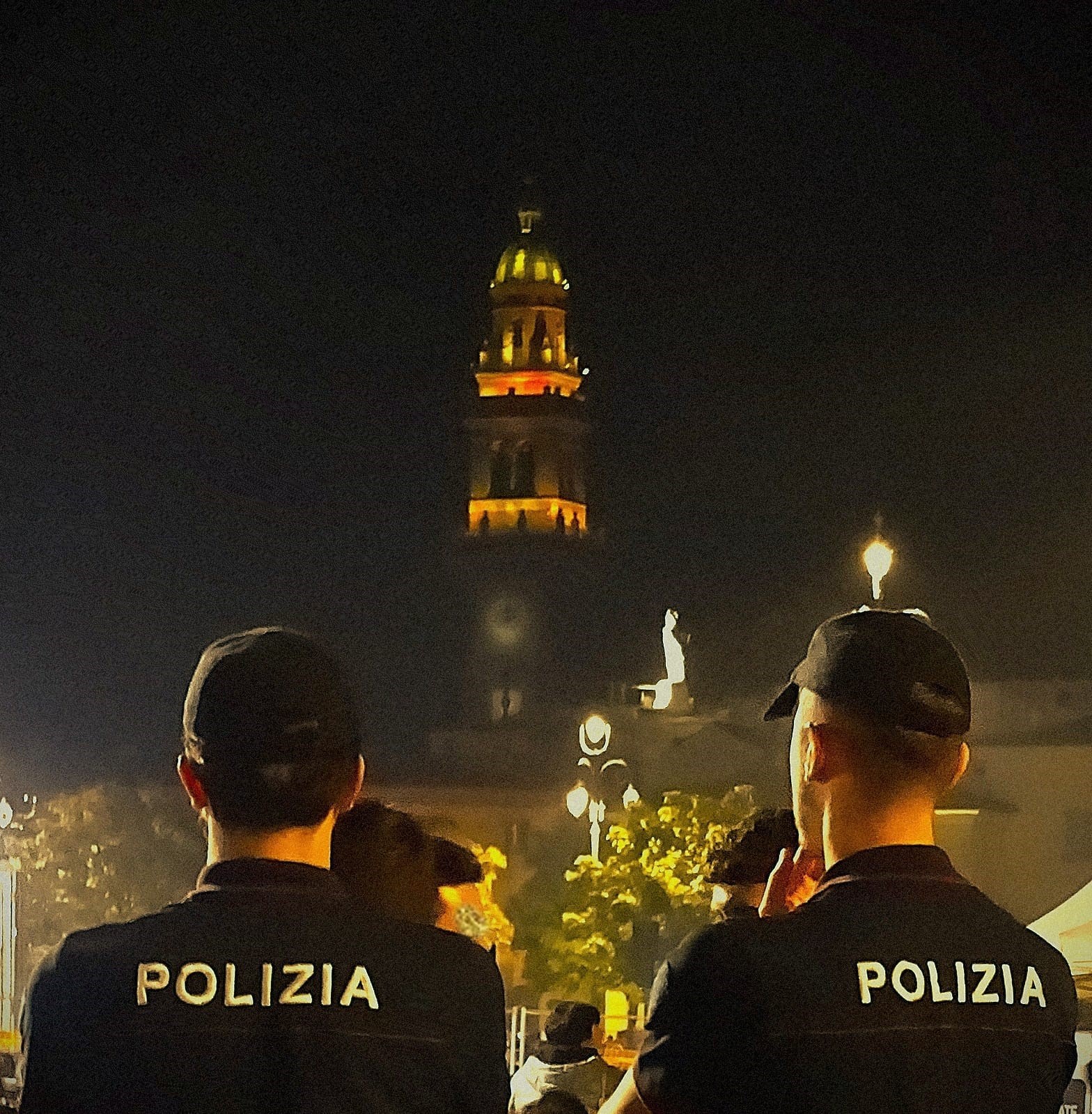 Villa del Foro: faccia faccia col ladro e pugni sulla finestra, poi la fuga