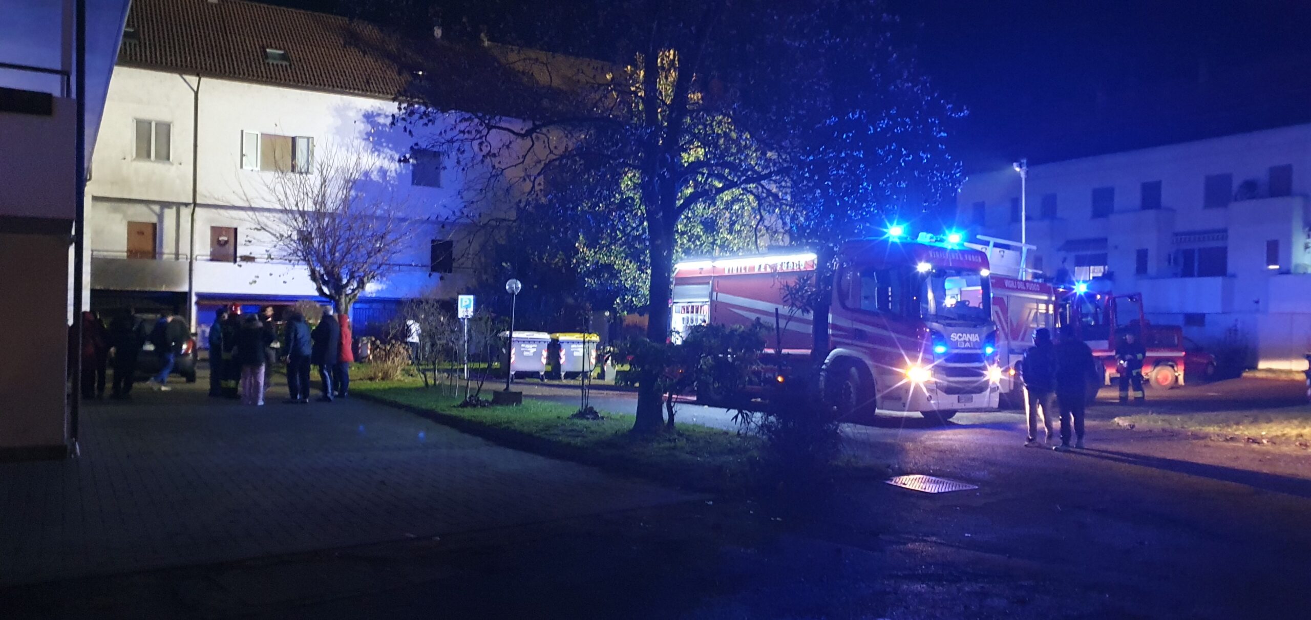 Novi, incendio in un magazzino abbandonato in via Isola