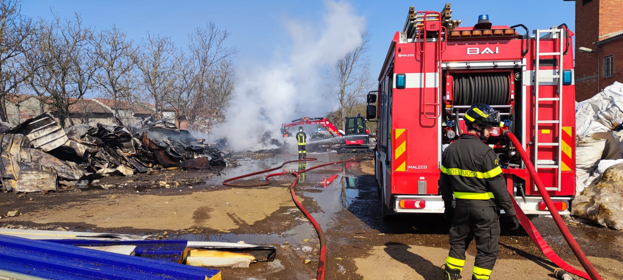 Sale: l’incendio parte dal garage e si propaga, poi lo scoppio di una bombola